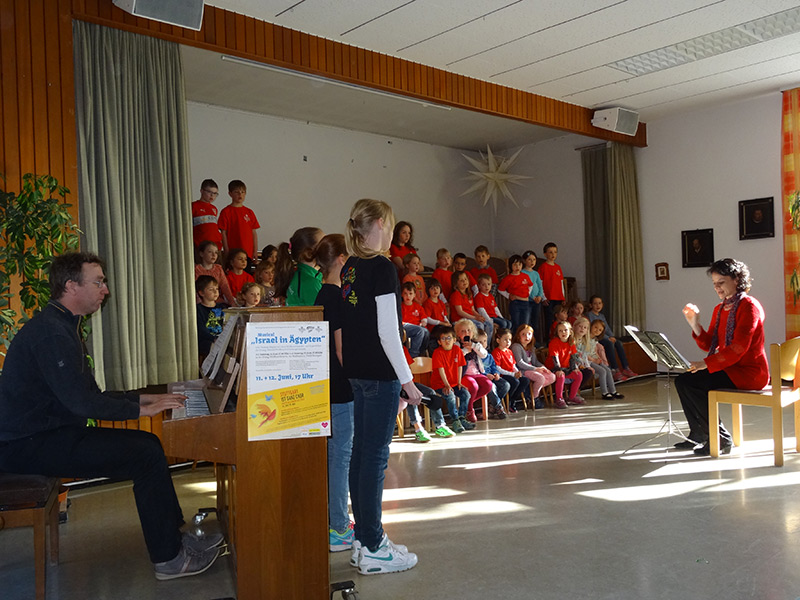 Wolfbusch-Kinderchor erfreute mit Gedichten, Geigenspiel und schönen Liedern