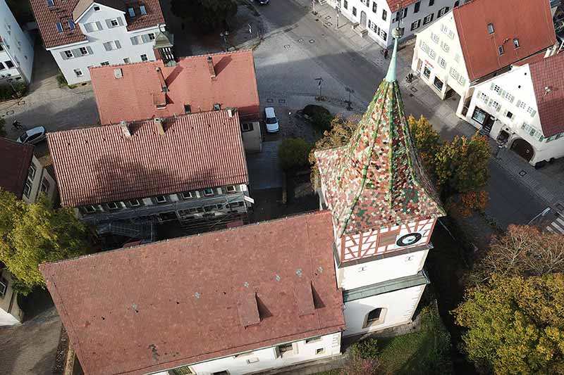Das Dachtragewerk des Kirchenschiffes der Oswaldkirche weist große Mängel bzw. Beschädigungen auf, die in etlichen Bereichen von der Witterung durch Pilzschäden und Insektenfraß hervorgerufen wurden