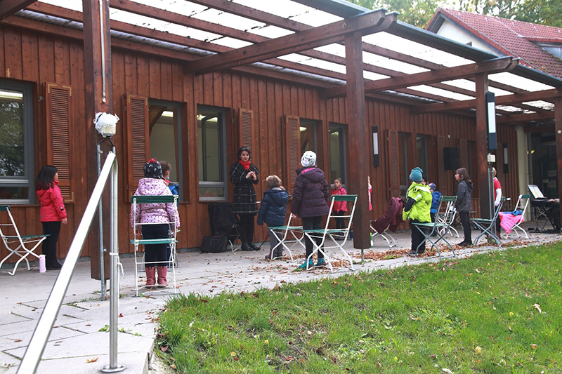 Wolfbusch-Kinderchor und Saxophongruppe musizieren beim Abschlußgottesdienst im Waldheim Lindental